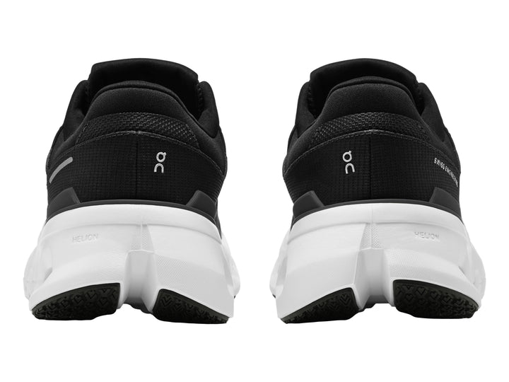 Tenis deportivos ON Cloudrunner 2 en color negro con suela blanca característica de diseño perforado.