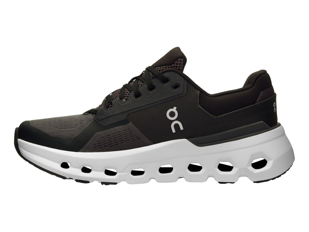 Tenis deportivos ON Cloudrunner 2 en color negro con suela blanca característica de diseño perforado.
