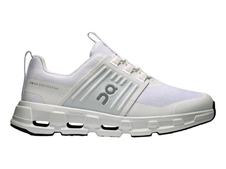 Tenis deportivos blancos para Niño marca On Cloud con suela amortiguada y malla transpirable.