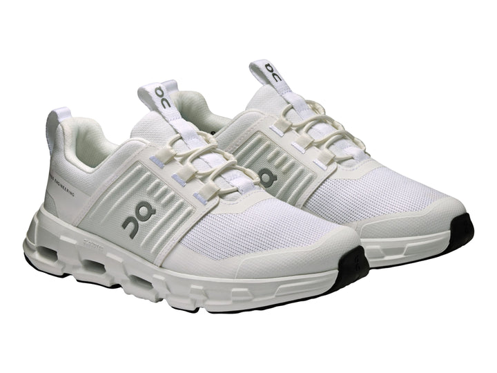 Tenis deportivos blancos para Niño marca On Cloud con suela amortiguada y malla transpirable.