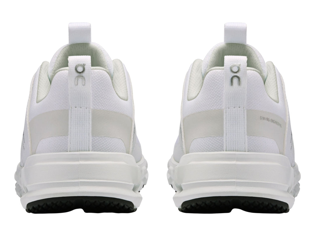 Tenis deportivos blancos para Niño marca On Cloud con suela amortiguada y malla transpirable.