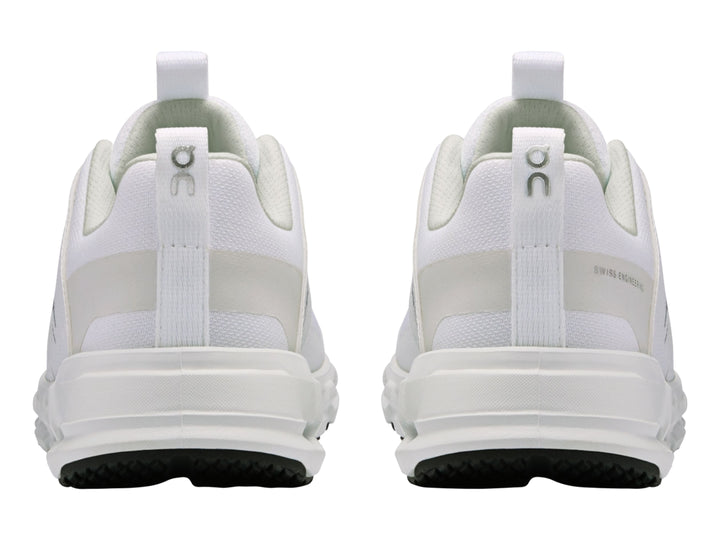 Tenis deportivos blancos para Niño marca On Cloud con suela amortiguada y malla transpirable.