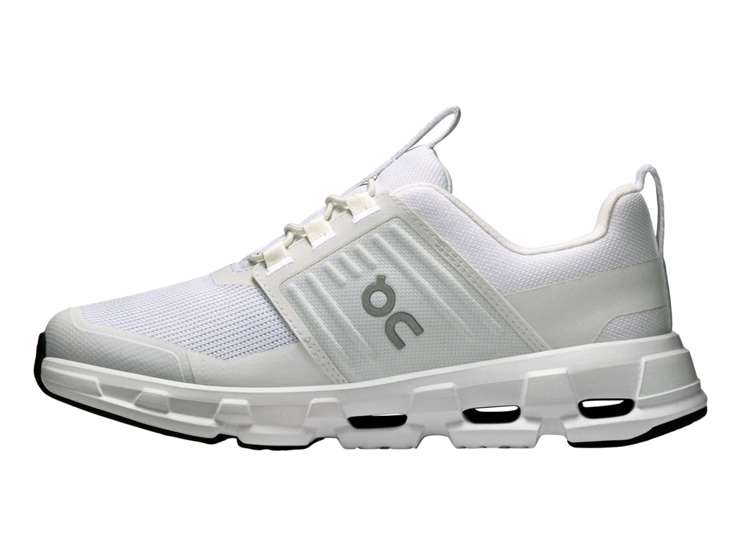 Tenis deportivos blancos para Niño marca On Cloud con suela amortiguada y malla transpirable.