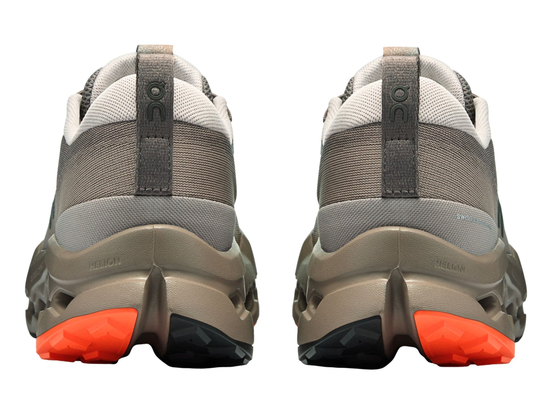 Tenis deportivos On Cloudsurfer Trail 2 color gris topo con detalles naranjas y suela con tecnología CloudTec.