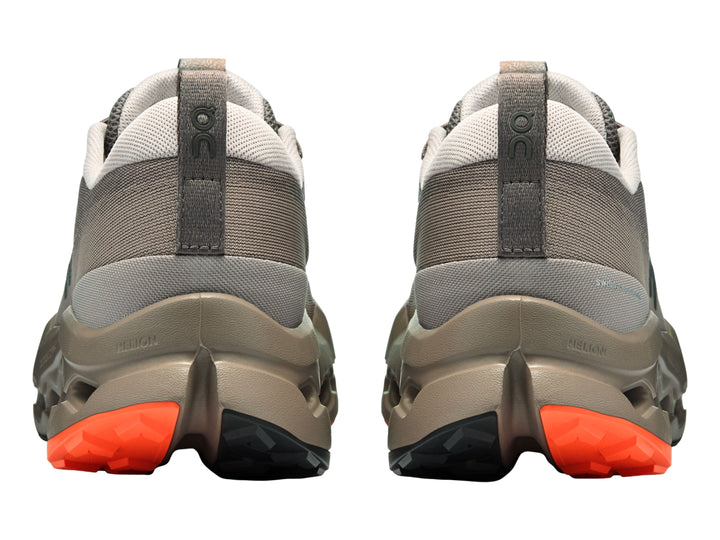 Tenis deportivos On Cloudsurfer Trail 2 color gris topo con detalles naranjas y suela con tecnología CloudTec.