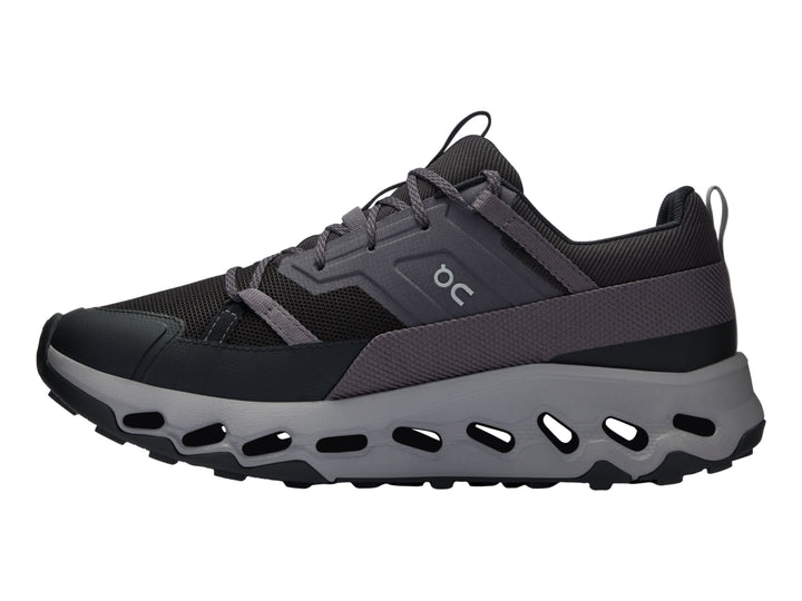 Tenis deportivos On Cloud en color negro y gris con suela amortiguada característica.