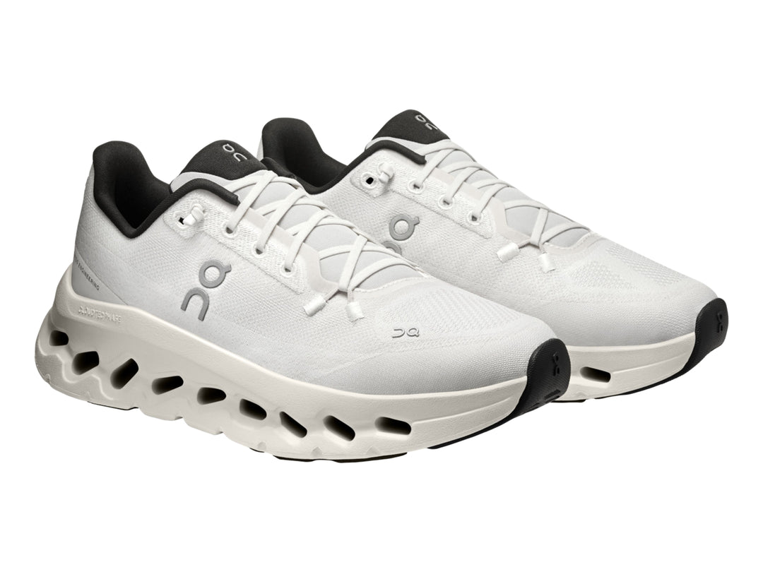 Tenis deportivos On Cloud color blanco con detalles en negro y suela tecnológica perforada.