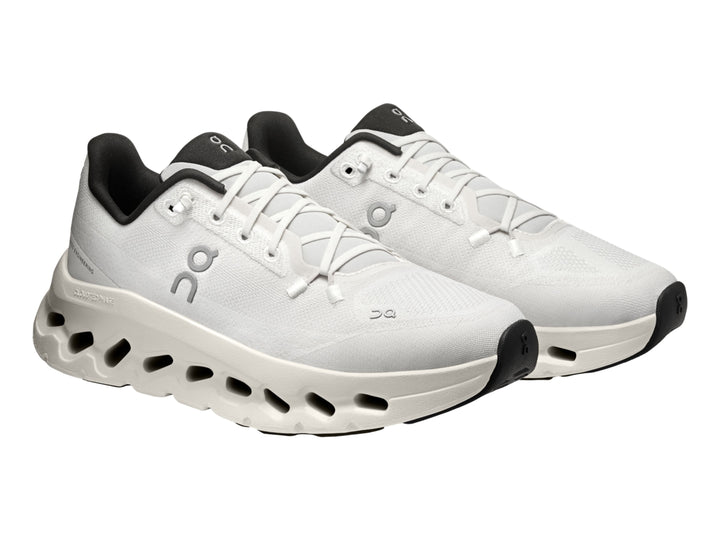 Tenis deportivos On Cloud color blanco con detalles en negro y suela tecnológica perforada.