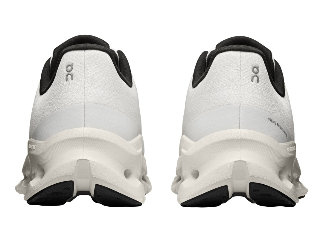 Tenis deportivos On Cloud color blanco con detalles en negro y suela tecnológica perforada.