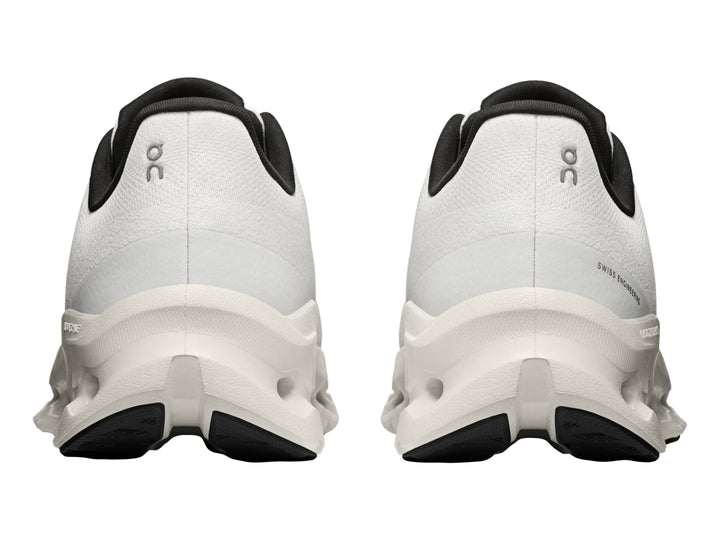 Tenis deportivos On Cloud color blanco con detalles en negro y suela tecnológica perforada.
