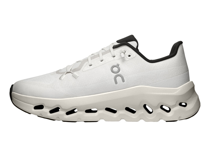 Tenis deportivos On Cloud color blanco con detalles en negro y suela tecnológica perforada.