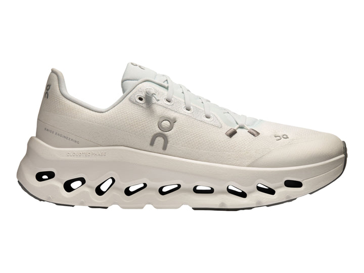 Tenis deportivos On Cloud color blanco con suela de celdas huecas y malla transpirable.