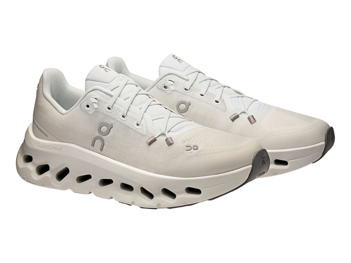Tenis deportivos On Cloud color blanco con suela de celdas huecas y malla transpirable.