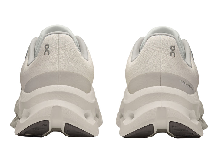 Tenis deportivos On Cloud color blanco con suela de celdas huecas y malla transpirable.