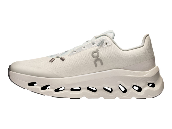 Tenis deportivos On Cloud color blanco con suela de celdas huecas y malla transpirable.