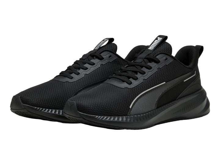 Tenis deportivos PUMA Flyer Lite 3 en color negro con detalles en gris, vista lateral.
