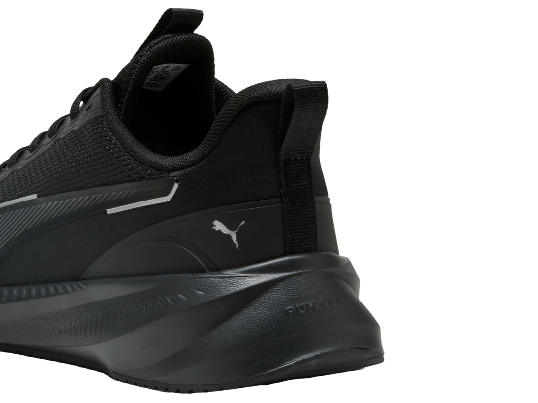 Tenis deportivos PUMA Flyer Lite 3 en color negro con detalles en gris, vista lateral.