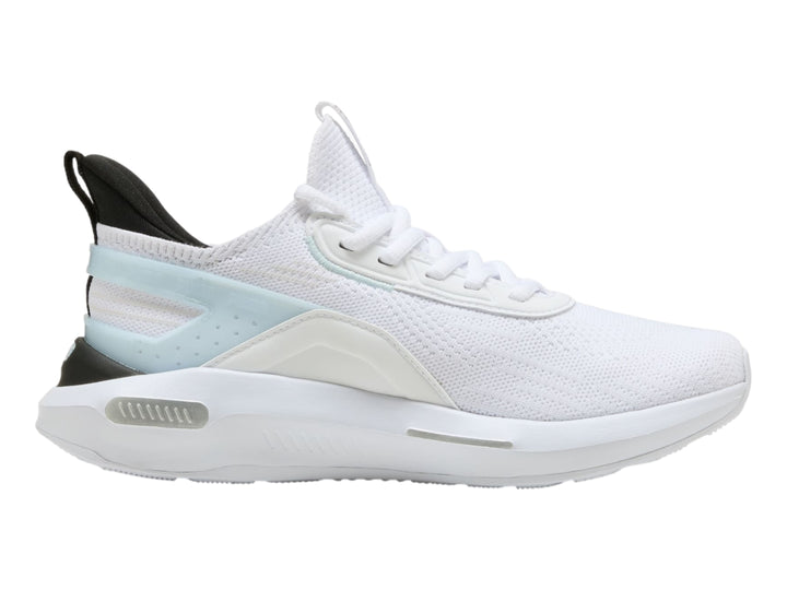 Tenis deportivos PUMA blancos con detalles en plata y negro, con suela blanca y malla transpirable.