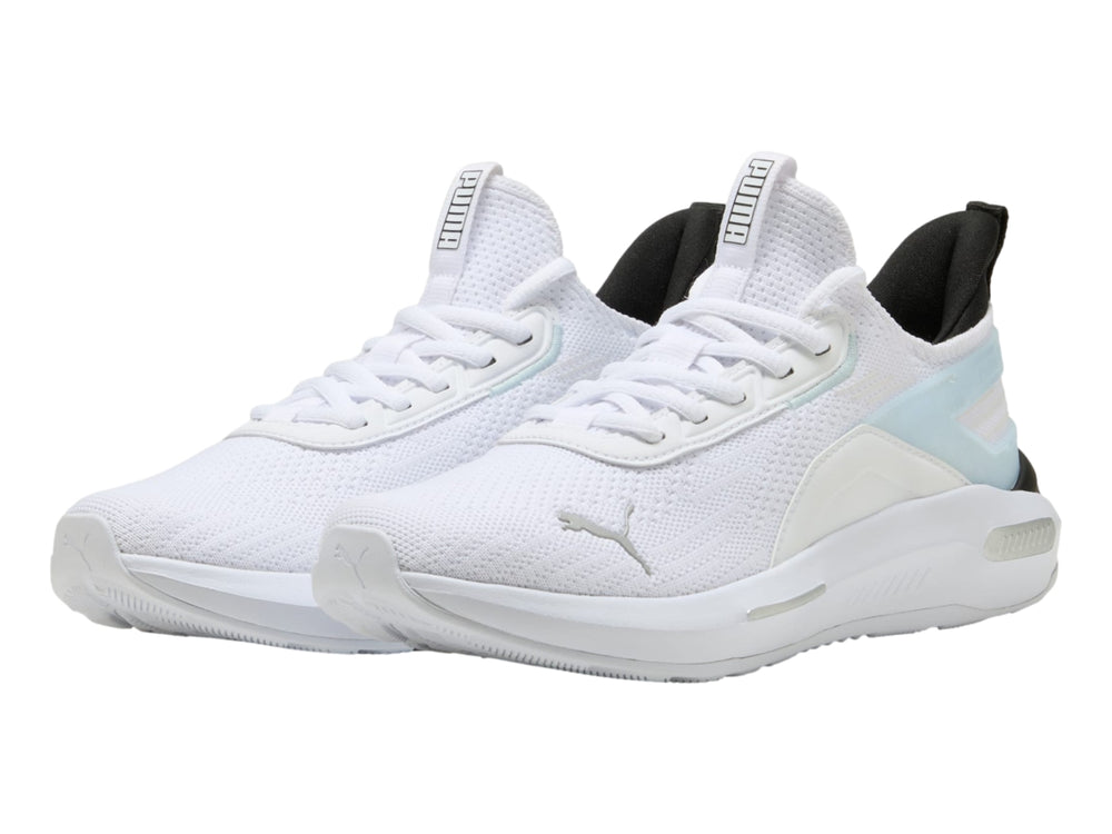 Tenis deportivos PUMA blancos con detalles en plata y negro, con suela blanca y malla transpirable.
