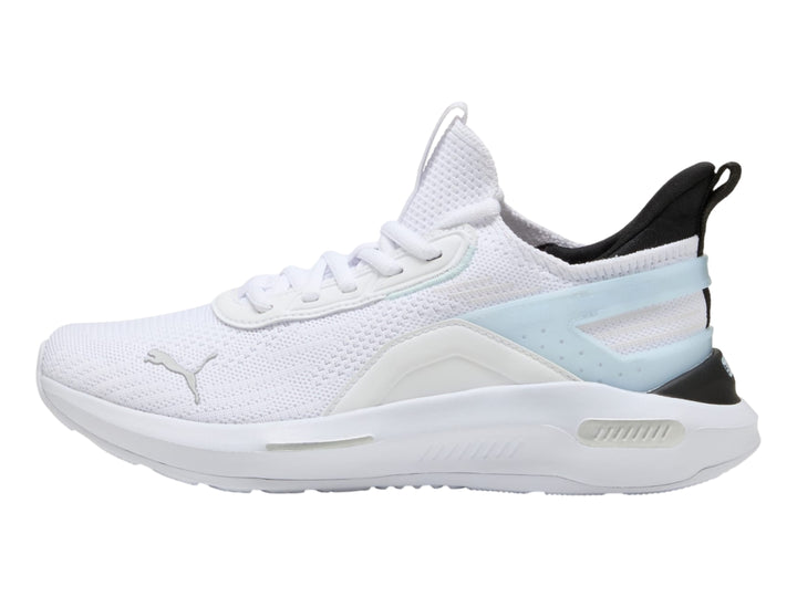 Tenis deportivos PUMA blancos con detalles en plata y negro, con suela blanca y malla transpirable.