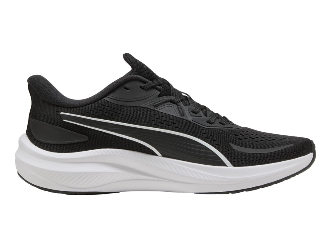 Tenis PUMA Skyrocket Lite 2 en color negro con suela blanca y detalles en plata, vista lateral.