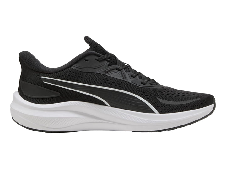 Tenis PUMA Skyrocket Lite 2 en color negro con suela blanca y detalles en plata, vista lateral.