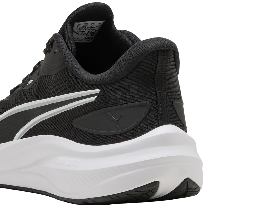 Tenis PUMA Skyrocket Lite 2 en color negro con suela blanca y detalles en plata, vista lateral.