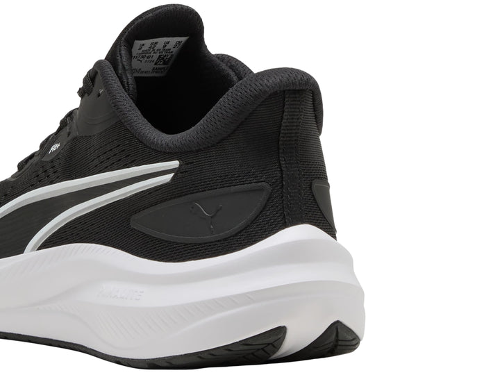 Tenis PUMA Skyrocket Lite 2 en color negro con suela blanca y detalles en plata, vista lateral.