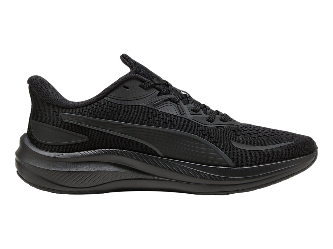 Tenis deportivos PUMA color negro con suela gruesa y parte superior de malla.