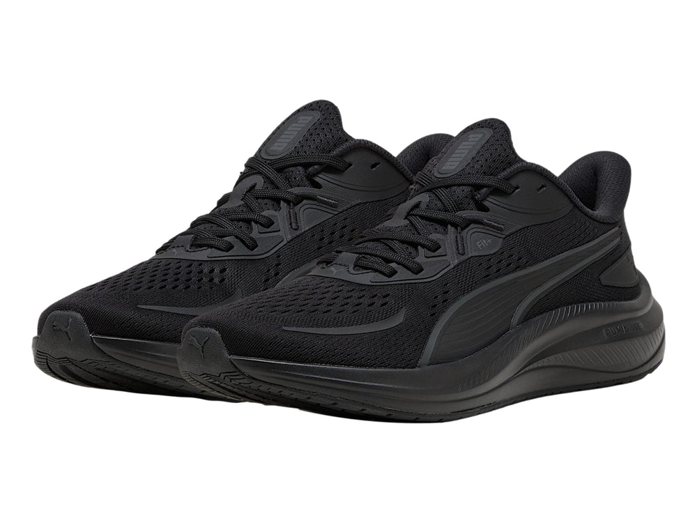 Tenis deportivos PUMA color negro con suela gruesa y parte superior de malla.