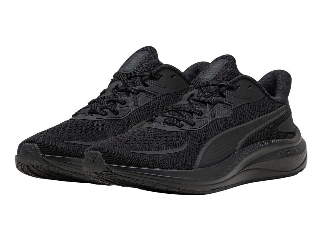 Tenis deportivos PUMA color negro con suela gruesa y parte superior de malla.