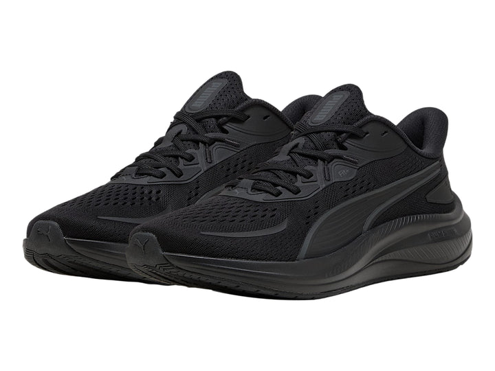 Tenis deportivos PUMA color negro con suela gruesa y parte superior de malla.