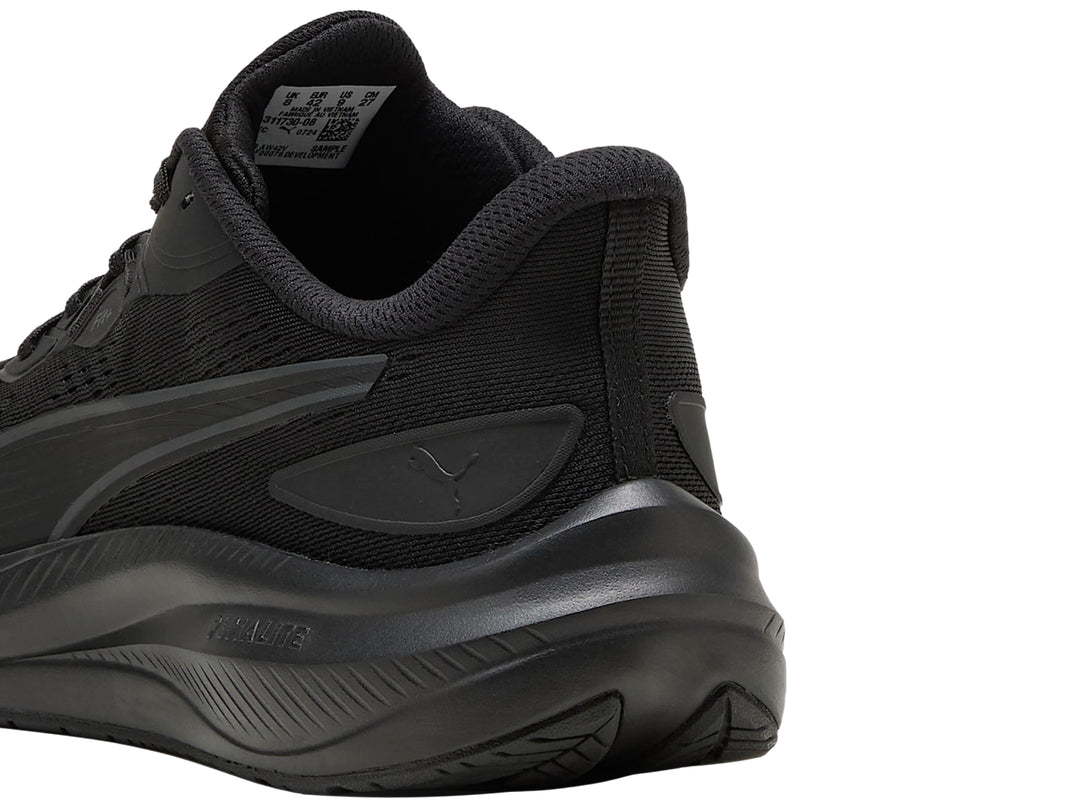 Tenis deportivos PUMA color negro con suela gruesa y parte superior de malla.
