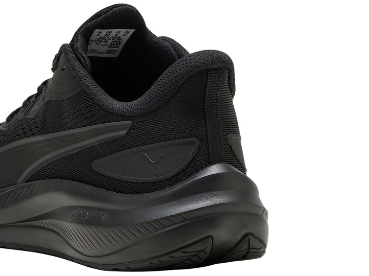 Tenis deportivos PUMA color negro con suela gruesa y parte superior de malla.