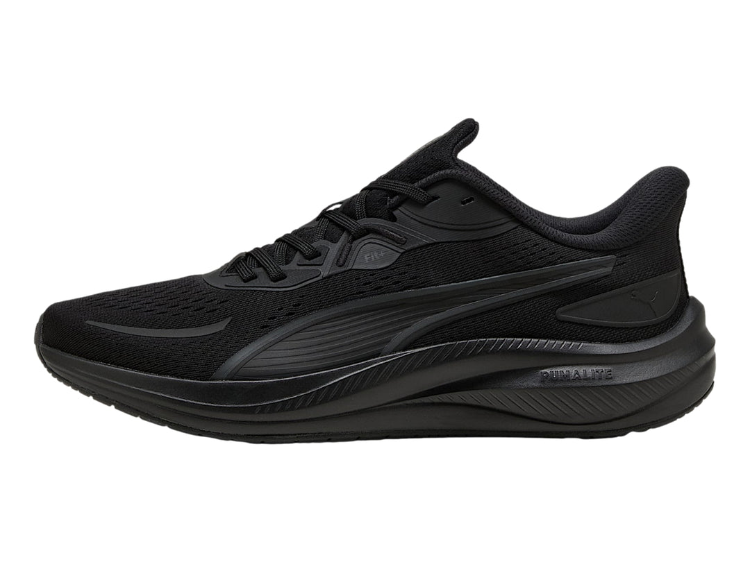 Tenis deportivos PUMA color negro con suela gruesa y parte superior de malla.
