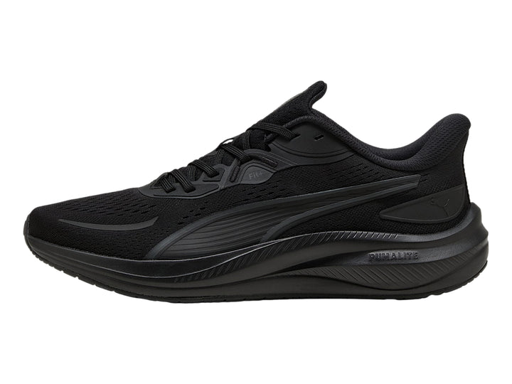 Tenis deportivos PUMA color negro con suela gruesa y parte superior de malla.