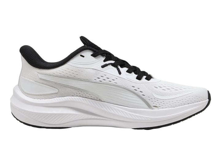 Tenis deportivos PUMA color blanco con detalles en plata y cordones negros.