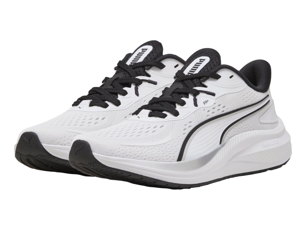Tenis deportivos PUMA color blanco con detalles en plata y cordones negros.