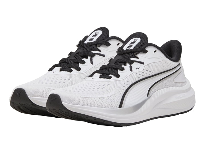 Tenis deportivos PUMA color blanco con detalles en plata y cordones negros.