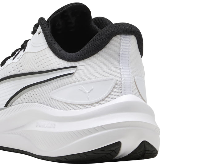 Tenis deportivos PUMA color blanco con detalles en plata y cordones negros.