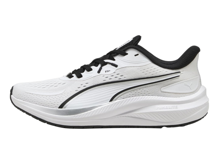 Tenis deportivos PUMA color blanco con detalles en plata y cordones negros.