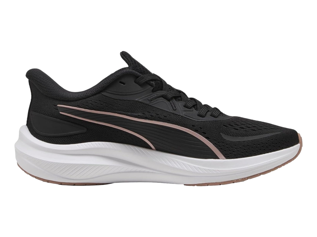 Tenis deportivos PUMA color negro con suela blanca y detalles en oro rosa.