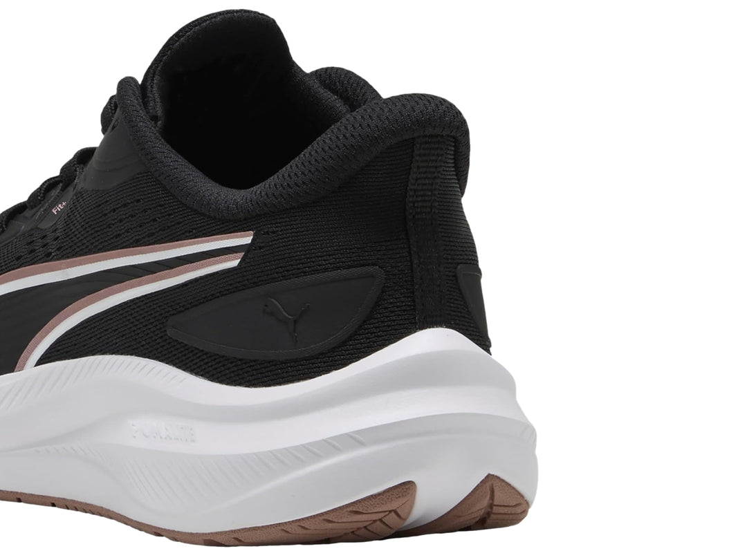 Tenis deportivos PUMA color negro con suela blanca y detalles en oro rosa.