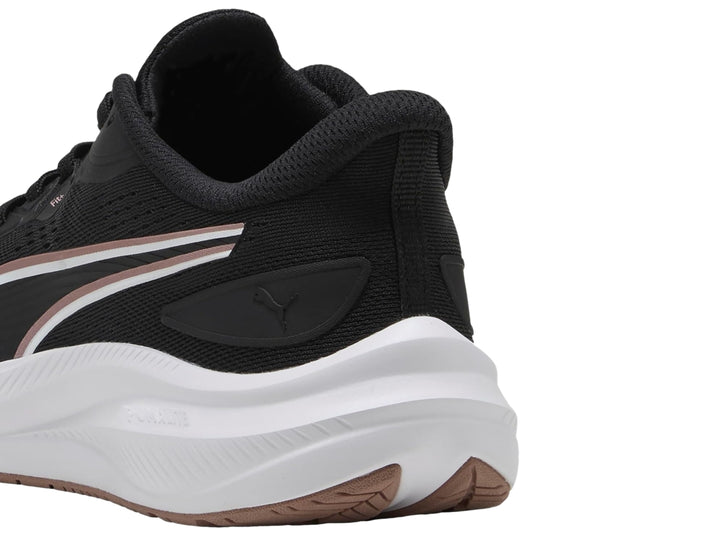 Tenis deportivos PUMA color negro con suela blanca y detalles en oro rosa.