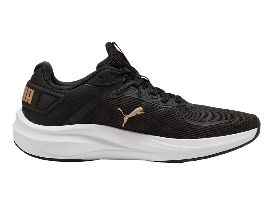 Tenis deportivos PUMA color negro con suela blanca y logotipo dorado en el costado.