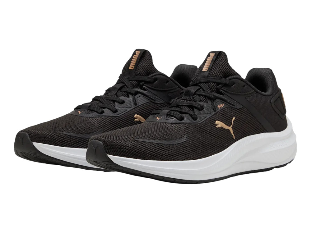 Tenis deportivos PUMA color negro con suela blanca y logotipo dorado en el costado.