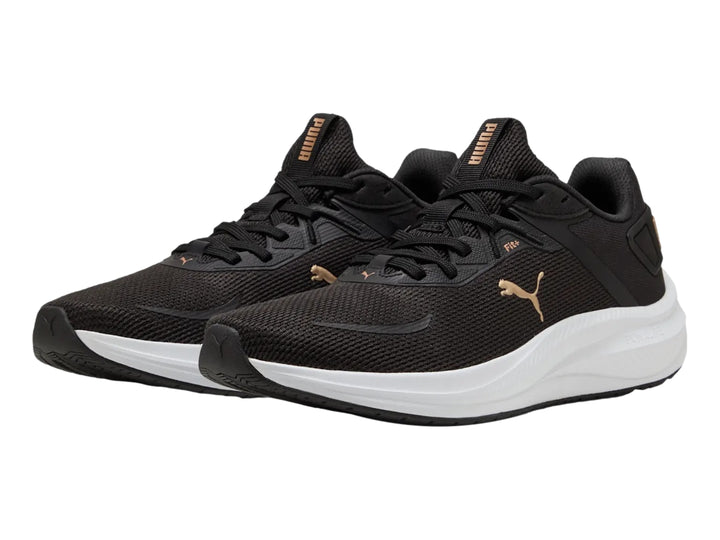 Tenis deportivos PUMA color negro con suela blanca y logotipo dorado en el costado.