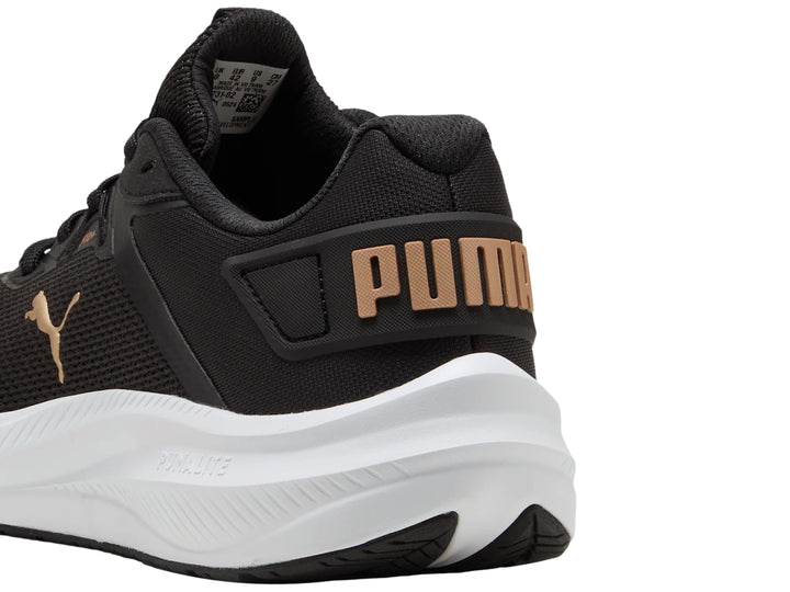 Tenis deportivos PUMA color negro con suela blanca y logotipo dorado en el costado.