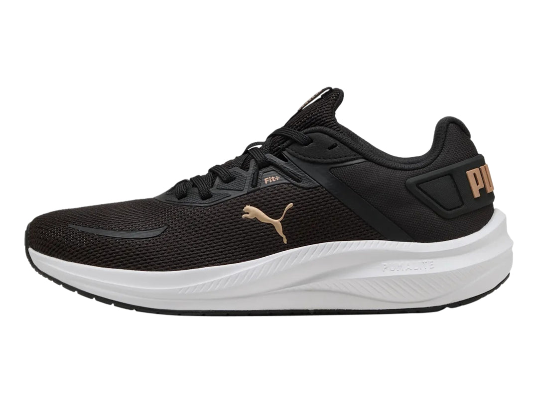 Tenis deportivos PUMA color negro con suela blanca y logotipo dorado en el costado.