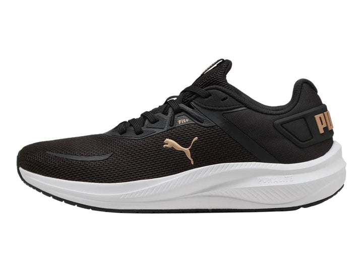 Tenis deportivos PUMA color negro con suela blanca y logotipo dorado en el costado.